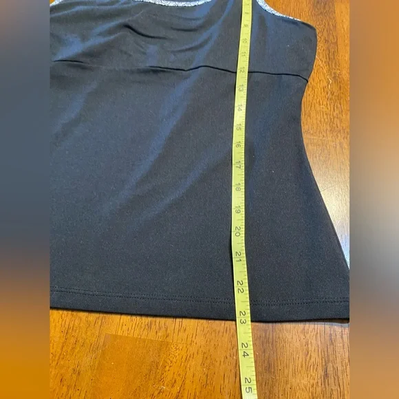 Shanghai red activewear tank. With built-in bra   Size medium. - Picture 10 of 12